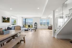 un soggiorno con pareti bianche e una scala di New Mountain Luxury and Wellness Retreat Full Home a Eden