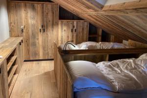 una camera con 2 letti a castello e pareti in legno di Antarès MIRA 202 - Pretigious rooftop apartment ski inski out a Méribel Altre 8 foto