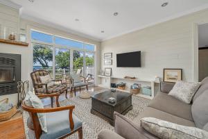 Χώρος καθιστικού στο The County Lakehouse - Waterfront w Hot Tub