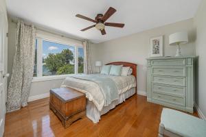 Ένα ή περισσότερα κρεβάτια σε δωμάτιο στο The County Lakehouse - Waterfront w Hot Tub