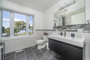 Η κουζίνα ή μικρή κουζίνα στο The County Lakehouse - Waterfront w Hot Tub +31 φωτογραφίες