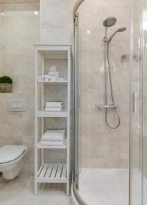 A bathroom at Chestnut & Eliza Suites - Superior Homes Downtown Még 37 kép