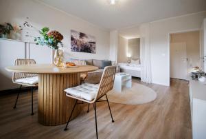 a kitchen and living room with a table and chairs at Traumschmiede in Rellingen