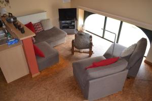 a living room with two couches and a table at Gîte O l'Hore in Malmedy
