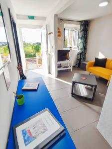 Χώρος καθιστικού στο Cozy Vacation Rental in Peaceful Peral, Portugal