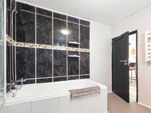 Ένα μπάνιο στο Cozy Vacation Rental in Peaceful Peral, Portugal +55 φωτογραφίες