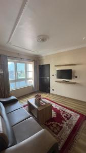 House of Forrest, Service Apartments的电视和/或娱乐中心