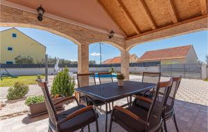 Gallery image of Lovely Home In Bristani Donji With Wifi in Brištane +21 photos