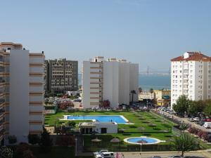 Bazén v ubytovaní Apartamento playa Valdelagrana alebo v jeho blízkosti
