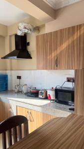 加德满都House of Forrest, Service Apartments的厨房配有带微波炉的台面 更多37张照片