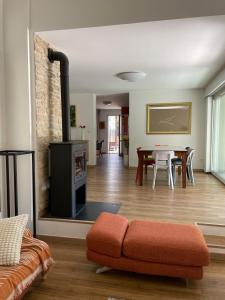 een woonkamer met open haard en een tafel bij Agapi Mou in Les Baux-de-Provence