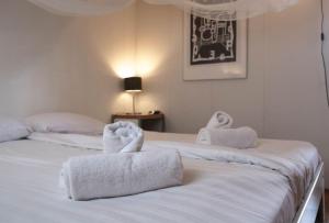 two beds with towels on top of them in a room at Vakantiewoning MV8 in Egmond-Binnen