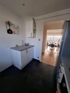 Una cocina o zona de cocina en Appartement calme avec vue