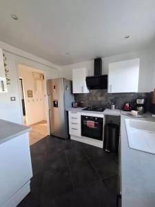 Una cocina o zona de cocina en Appartement calme avec vue
