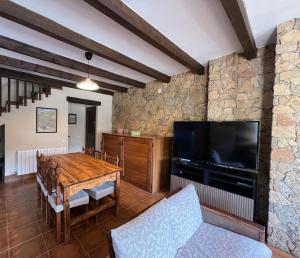 A television and/or entertainment centre at Dúplex Río Madera