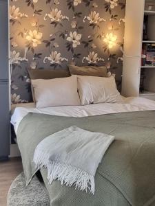 Postel nebo postele na pokoji v ubytování Mysig 1a med Minispa, 20 min från Kinnekulle
