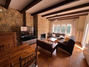 A television and/or entertainment centre at Dúplex Río Madera