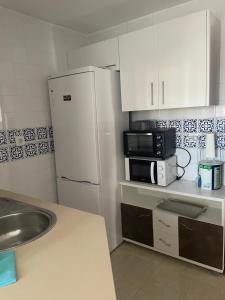 Kuchyňa alebo kuchynka v ubytovaní Apartamento playa Valdelagrana