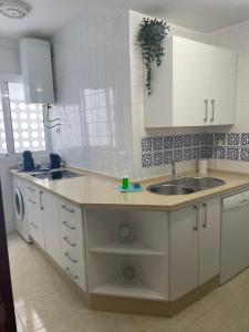 Kuchyňa alebo kuchynka v ubytovaní Apartamento playa Valdelagrana