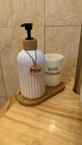 a bottle on a table next to a cup at Chambre Djaou meublée Voidjou in Batsa