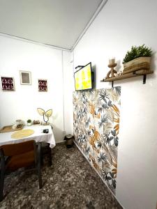 a room with a table and a small table and a table at Chambre Djaou meublée Voidjou in Batsa