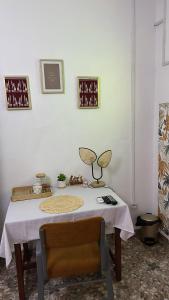 a table with a white table cloth and a chair at Chambre Djaou meublée Voidjou in Batsa