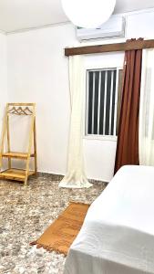 a bedroom with a bed and a window at Chambre Djaou meublée Voidjou in Batsa