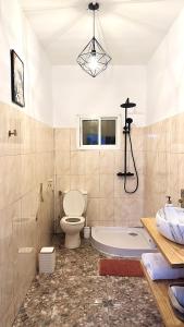 a bathroom with a toilet and a tub and a sink at Chambre Djaou meublée Voidjou in Batsa