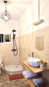 a bathroom with a sink and a toilet and a tub at Chambre Djaou meublée Voidjou in Batsa