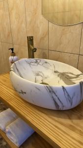 a marble sink sitting on a counter in a bathroom at Chambre Djaou meublée Voidjou in Batsa