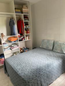 a bedroom with a bed and a closet at Apartamento à 5 minutos do aeroporto de jp in Bayeux