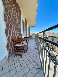 balcón con mesa de madera y banco en Dalla Irma Appartamento Vacanze Bellaria, en Bellaria-Igea Marina 14 fotos más