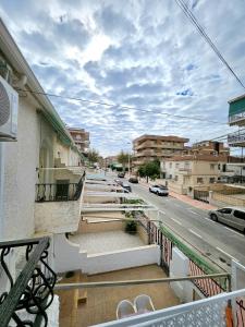 - Balcón con vistas a la calle en Bungalow Flamingo con terraza y playa, en Santa Pola
