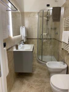 Koupelna v ubytování ROMA PARADISO GUEST HOUSE