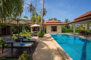 The swimming pool at or close to Baan Tawan Chai