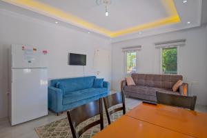 een woonkamer met twee banken en een tafel bij Avci Villa-Fethiye 3+1 in Garden with Private Pool, 10 minutes to the beach in Fethiye