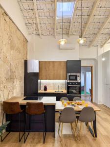 a kitchen with a table and chairs in a room at Casa Carmen - Encanto y calma cerca de la estación in Alicante