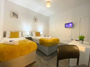 Postel nebo postele na pokoji v ubytování EMERALD LIVING - Stoke-on-Trent Central, close to Water World & Alton Towers, with free parking! + 10 fotografií