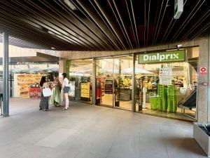 een groep mensen die voor een winkel staan bij Tejita Beach Apartment in Granadilla de Abona