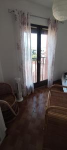 Una habitación con dos camas y una gran ventana. en Appartement Cosi Place Martinique, en Le Barcarès 60 fotos más