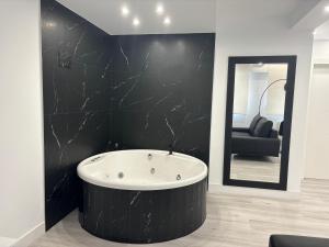 Ένα μπάνιο στο Black and White Suite Cervantes