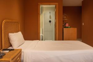 Cama ou camas em um quarto em Jimmy Pyramids Hotel