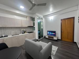 TV a/nebo společenská místnost v ubytování Riviera Cove - 1 bedroom apartment with living room & kitchen