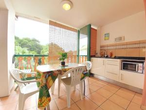 Cucina o angolo cottura di Appartement T2 lumineux, confortable et spacieux à Saint-Anne proche piscine et plage de l'Anse Caritan