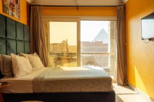 Cama ou camas em um quarto em Jimmy Pyramids Hotel
