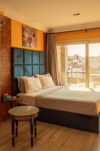 Cama ou camas em um quarto em Jimmy Pyramids Hotel