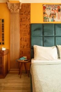 Cama ou camas em um quarto em Jimmy Pyramids Hotel