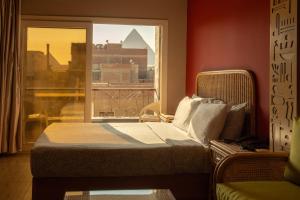 Cama ou camas em um quarto em Jimmy Pyramids Hotel