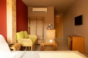 Uma TV ou centro de entretenimento em Jimmy Pyramids Hotel