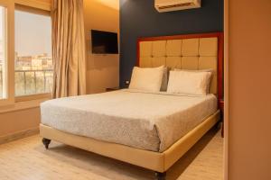 Cama ou camas em um quarto em Jimmy Pyramids Hotel